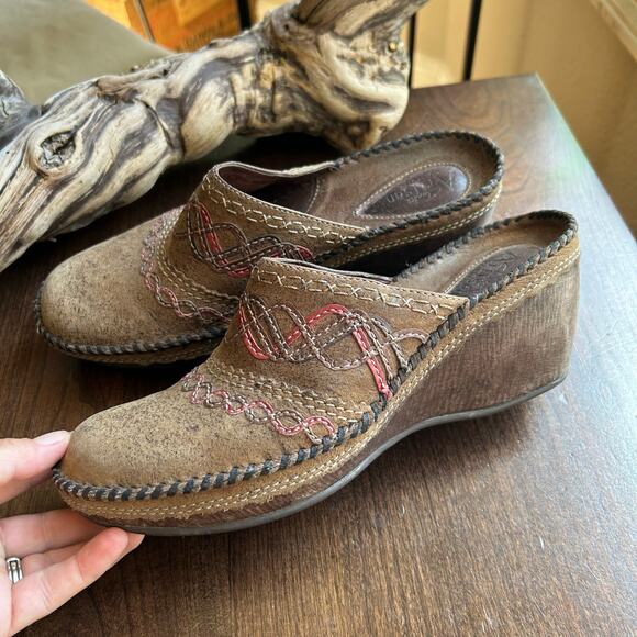 Clarks Artisan size 8 Distressed Leather Wedge Mule Clog Brown - Picture 2 of 11